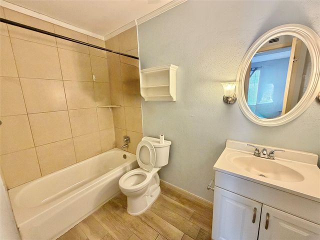 8431 Hearth Unit 24 Drive, Houston, TX 77054