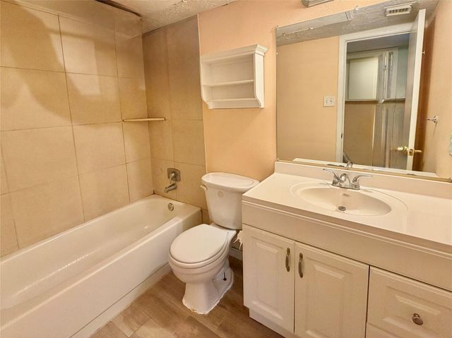 8431 Hearth Unit 24 Drive, Houston, TX 77054