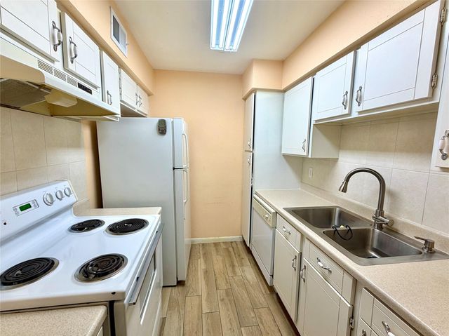 8431 Hearth Unit 24 Drive, Houston, TX 77054