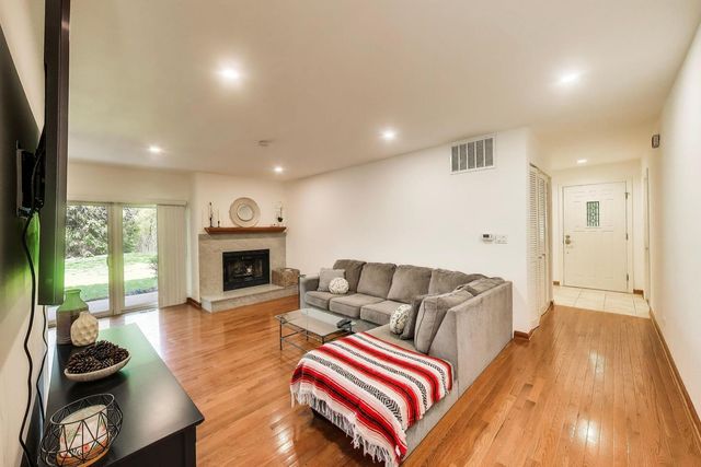 601 Country Lane, Des Plaines, IL 60016