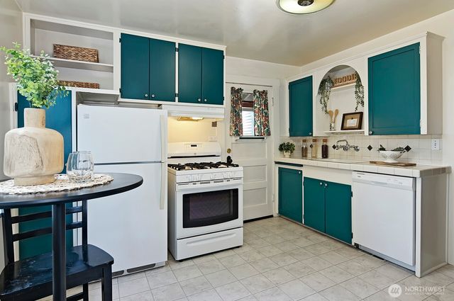 942 N 81st Street, Seattle, WA 98103