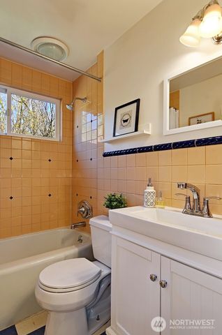 942 N 81st Street, Seattle, WA 98103