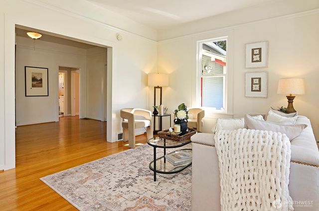 942 N 81st Street, Seattle, WA 98103