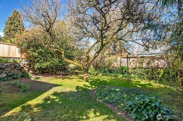 942 N 81st Street, Seattle, WA 98103