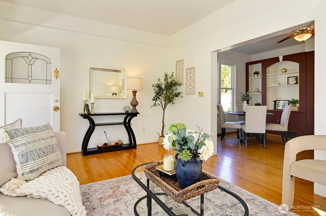 942 N 81st Street, Seattle, WA 98103