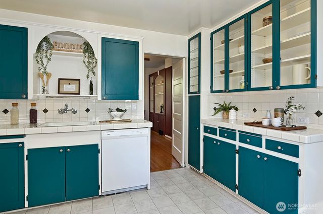 942 N 81st Street, Seattle, WA 98103