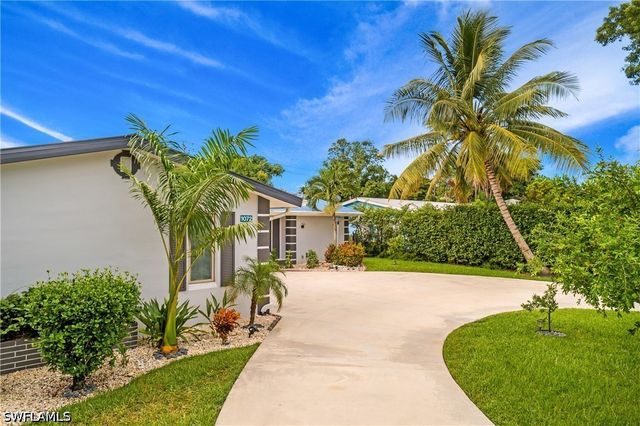 1072 Wisconsin DR, Naples, FL 34103