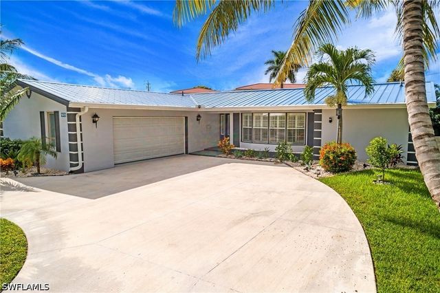 1072 Wisconsin DR, Naples, FL 34103