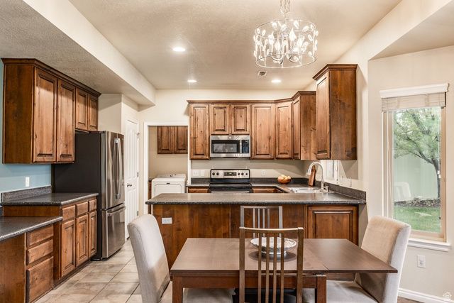 1065 W WINDSOR DR, North Salt Lake, UT 84054