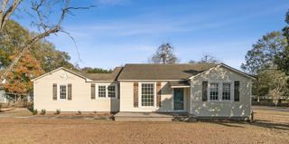 513 Cleveland, Headland, AL 36345