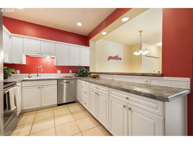 1048 Nw BURNSIDE Rd, Gresham, OR 97030