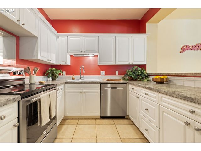 1048 Nw BURNSIDE Rd, Gresham, OR 97030