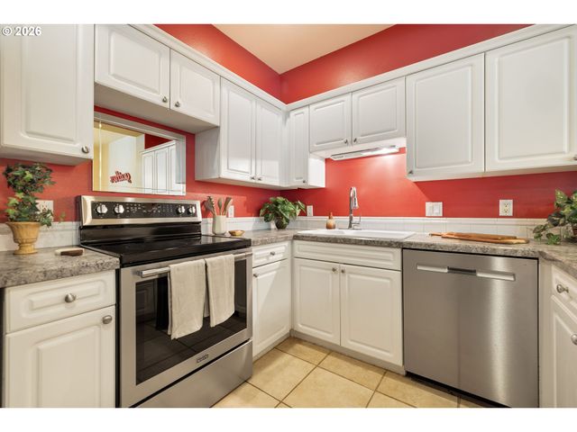 1048 Nw BURNSIDE Rd, Gresham, OR 97030