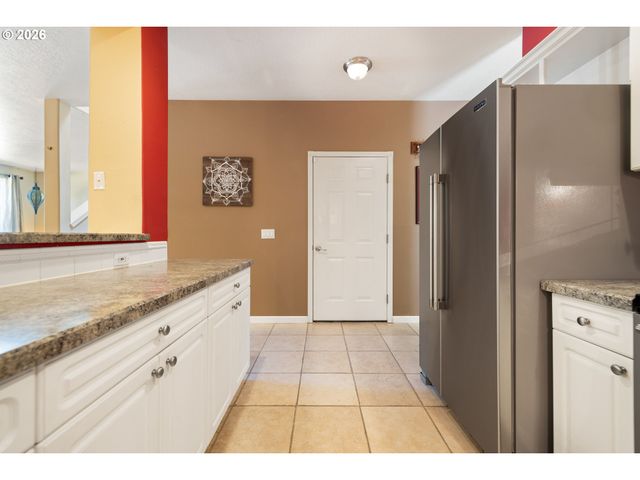 1048 Nw BURNSIDE Rd, Gresham, OR 97030