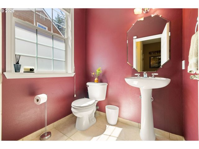 1048 Nw BURNSIDE Rd, Gresham, OR 97030