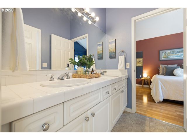 1048 Nw BURNSIDE Rd, Gresham, OR 97030