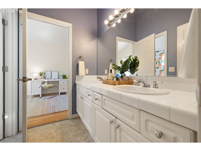 1048 Nw BURNSIDE Rd, Gresham, OR 97030