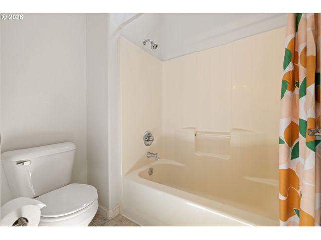 1048 Nw BURNSIDE Rd, Gresham, OR 97030