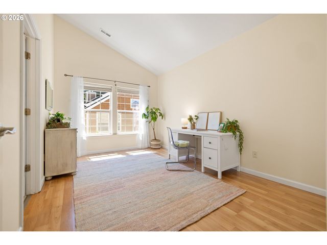 1048 Nw BURNSIDE Rd, Gresham, OR 97030