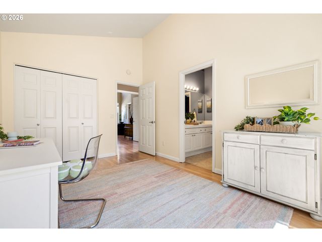 1048 Nw BURNSIDE Rd, Gresham, OR 97030