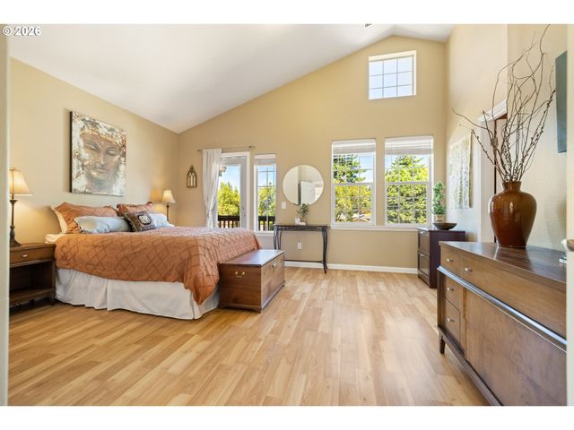 1048 Nw BURNSIDE Rd, Gresham, OR 97030