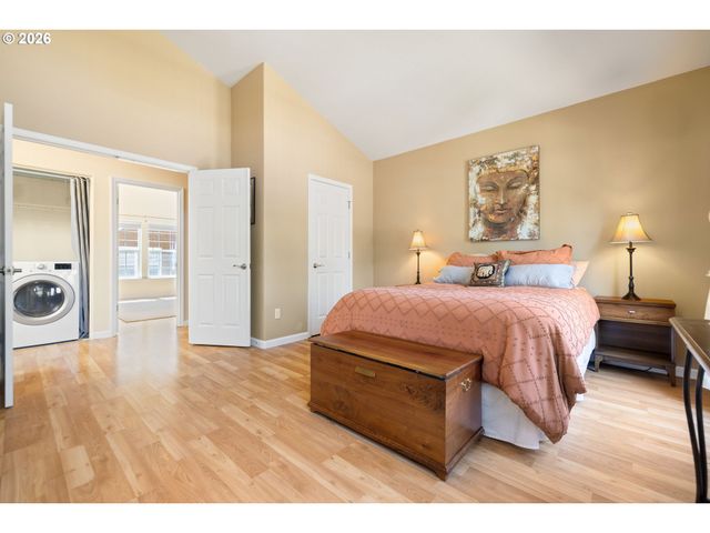 1048 Nw BURNSIDE Rd, Gresham, OR 97030