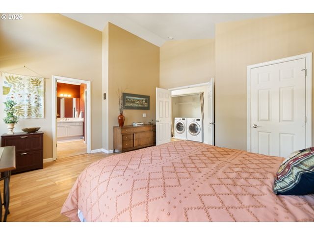 1048 Nw BURNSIDE Rd, Gresham, OR 97030