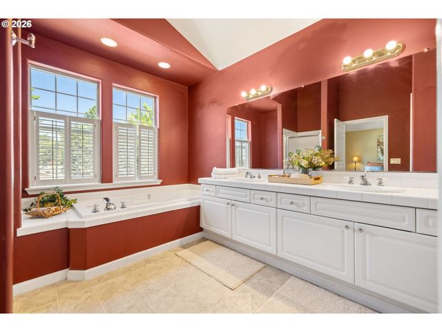 1048 Nw BURNSIDE Rd, Gresham, OR 97030