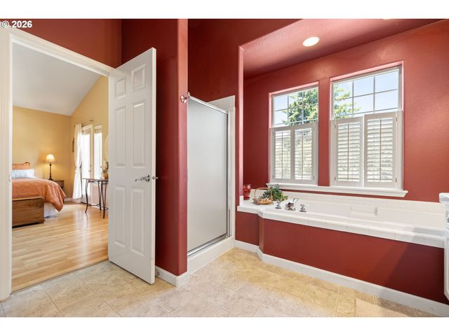 1048 Nw BURNSIDE Rd, Gresham, OR 97030