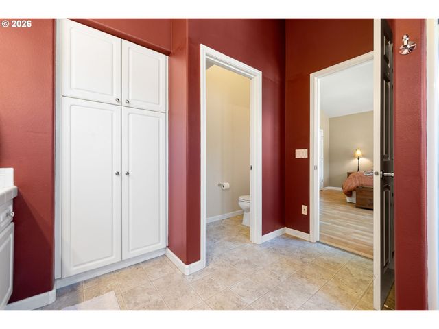 1048 Nw BURNSIDE Rd, Gresham, OR 97030