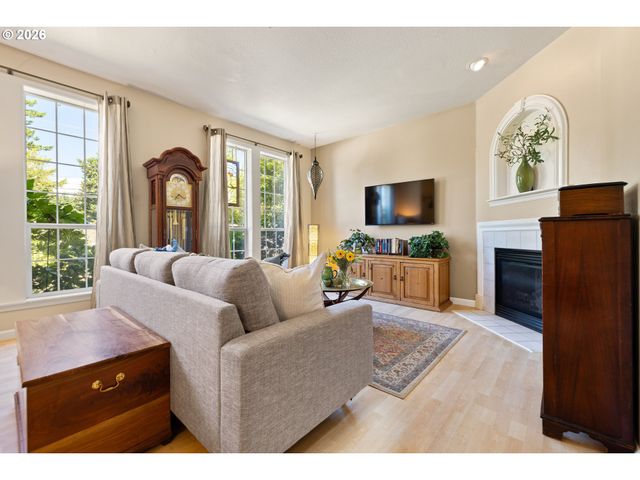 1048 Nw BURNSIDE Rd, Gresham, OR 97030