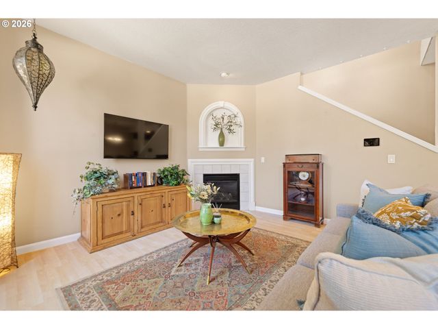 1048 Nw BURNSIDE Rd, Gresham, OR 97030