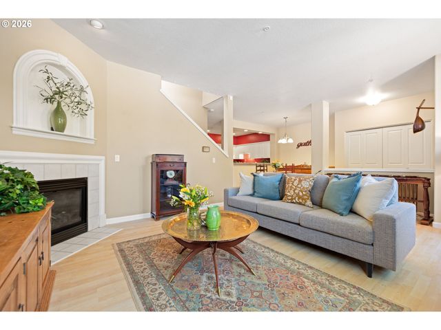 1048 Nw BURNSIDE Rd, Gresham, OR 97030