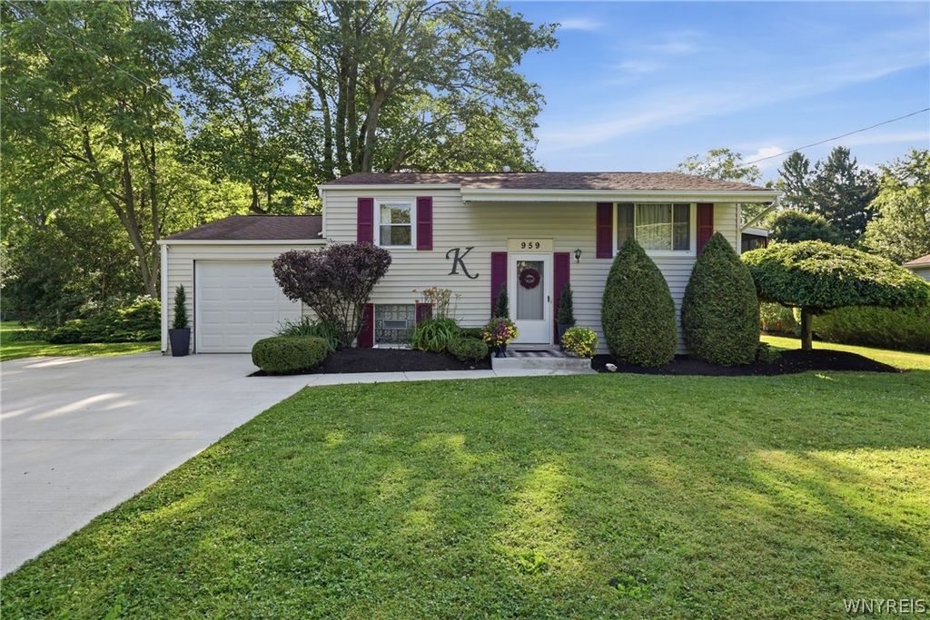 959 Bonnie Lake Drive, Alden, NY 14004