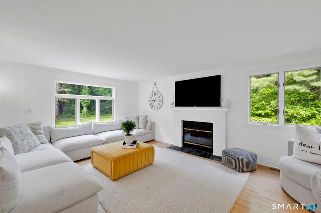 7 Echo Lane, Simsbury, CT 06070