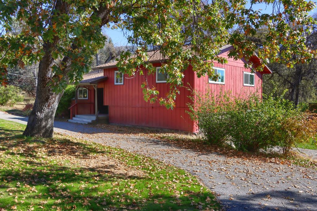 Image 11 of property listing at 42896 Country Club Drive E, Oakhurst, CA 93644