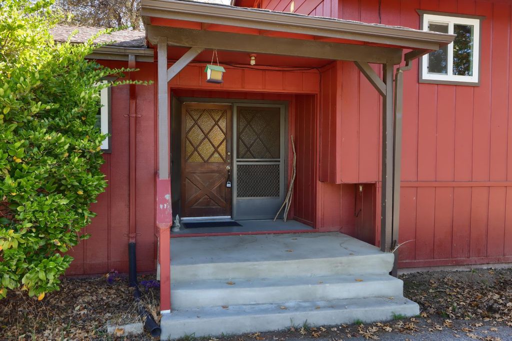 Image 13 of property listing at 42896 Country Club Drive E, Oakhurst, CA 93644