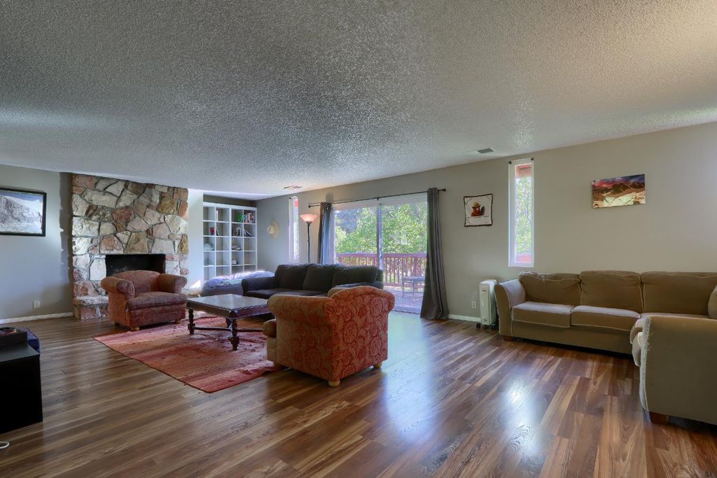 Image 14 of property listing at 42896 Country Club Drive E, Oakhurst, CA 93644