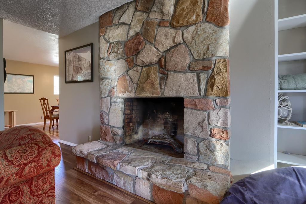 Image 17 of property listing at 42896 Country Club Drive E, Oakhurst, CA 93644