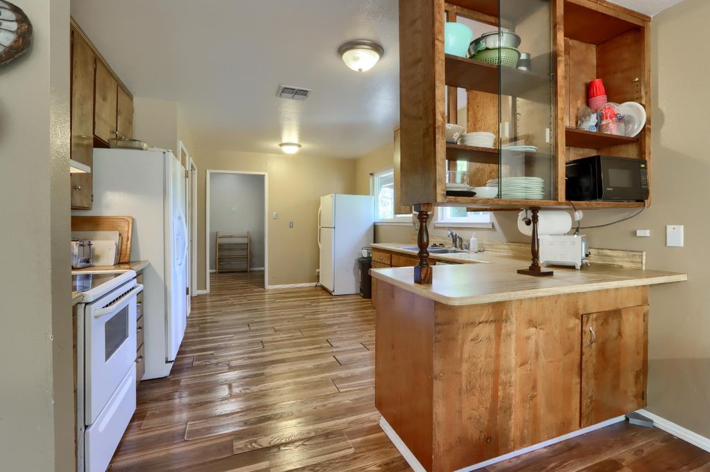 Image 21 of property listing at 42896 Country Club Drive E, Oakhurst, CA 93644