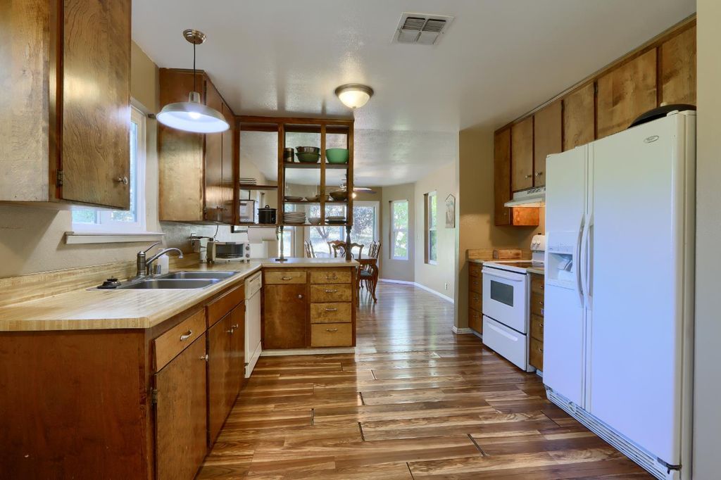 Image 22 of property listing at 42896 Country Club Drive E, Oakhurst, CA 93644