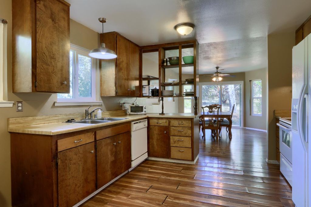 Image 23 of property listing at 42896 Country Club Drive E, Oakhurst, CA 93644