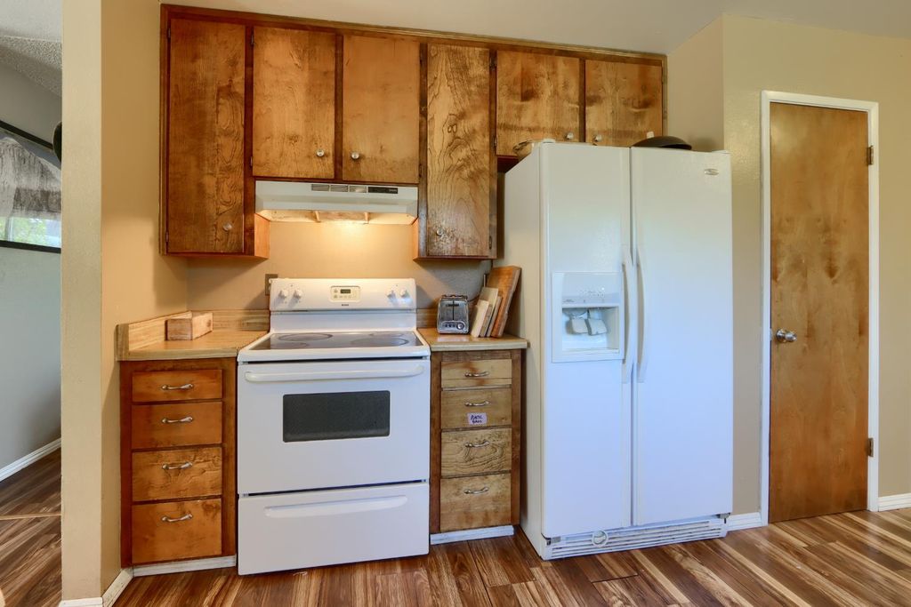 Image 24 of property listing at 42896 Country Club Drive E, Oakhurst, CA 93644