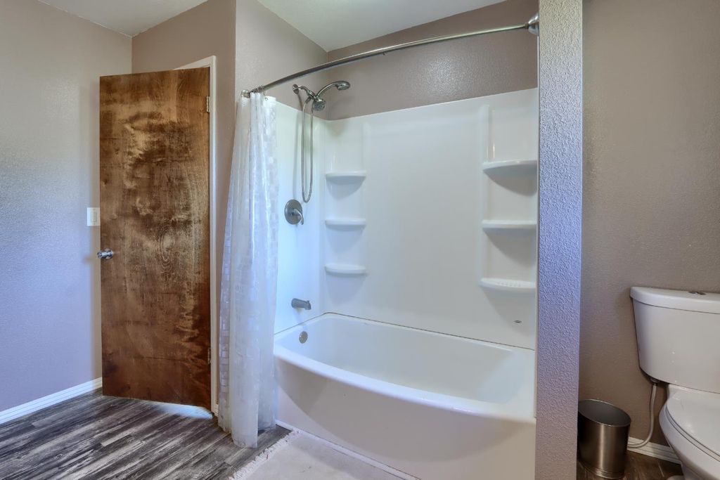 Image 27 of property listing at 42896 Country Club Drive E, Oakhurst, CA 93644