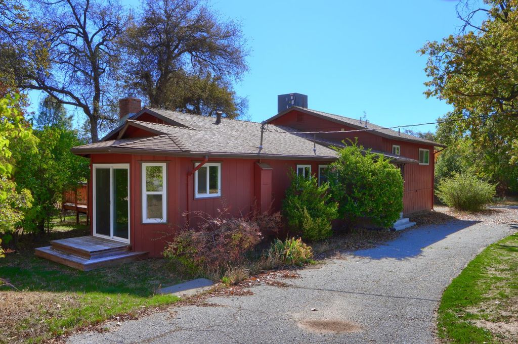 Image 3 of property listing at 42896 Country Club Drive E, Oakhurst, CA 93644
