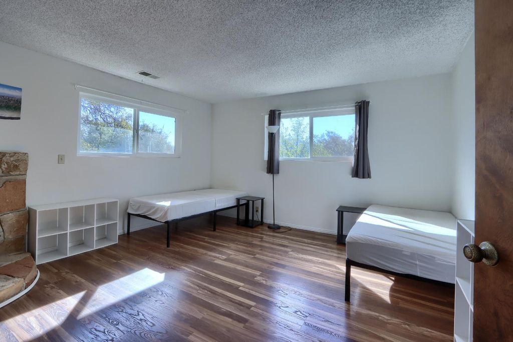 Image 30 of property listing at 42896 Country Club Drive E, Oakhurst, CA 93644