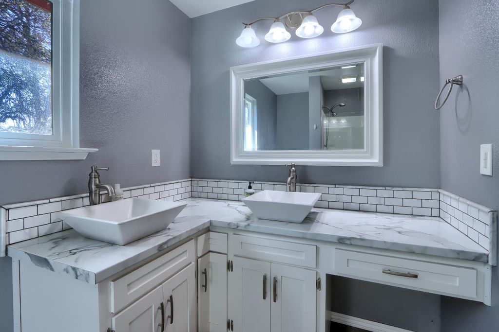 Image 32 of property listing at 42896 Country Club Drive E, Oakhurst, CA 93644