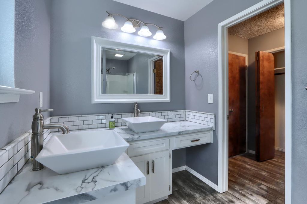 Image 34 of property listing at 42896 Country Club Drive E, Oakhurst, CA 93644