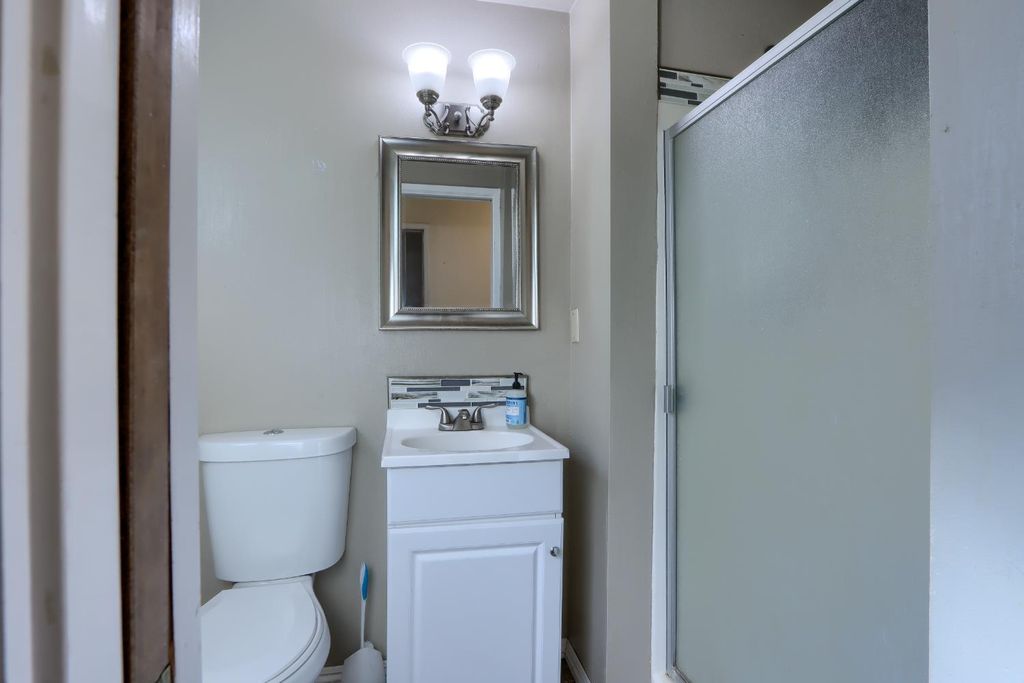 Image 38 of property listing at 42896 Country Club Drive E, Oakhurst, CA 93644