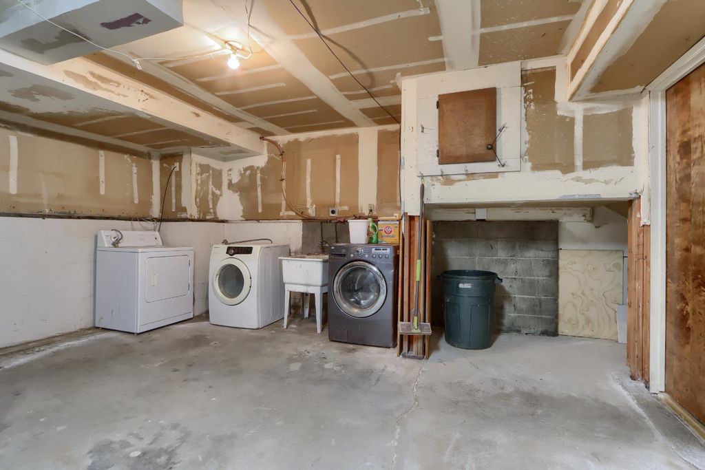 Image 39 of property listing at 42896 Country Club Drive E, Oakhurst, CA 93644